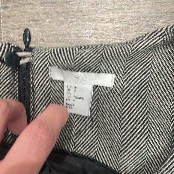 GUC H&M Work Grey and Black Chevron Fitted Suit Back Zip Dress Size 4 Sleeveless - Picture 4 of 6